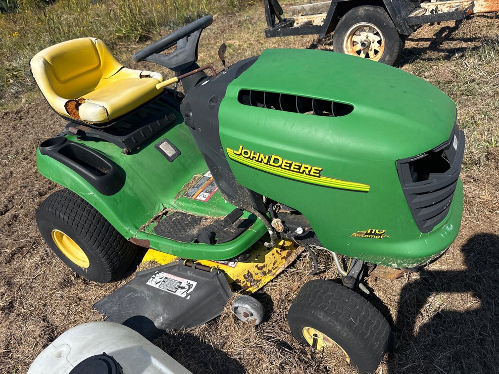 John Deere L110 42 inch cut lawnmower