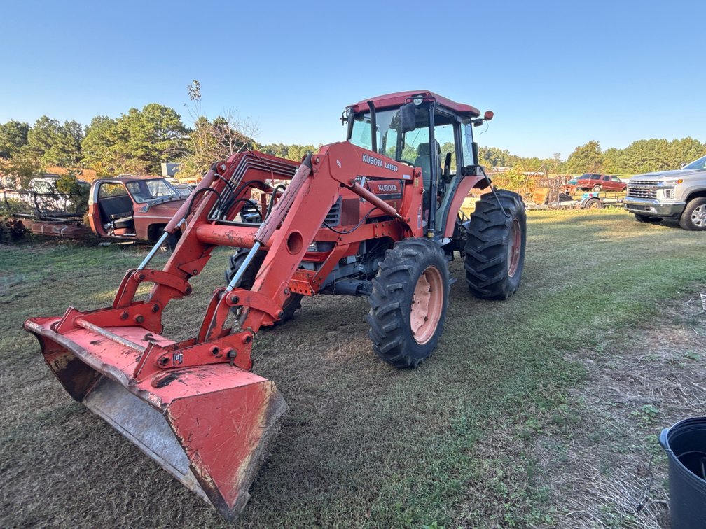M8200 Kubota 4wd cab tractor with LA1251 loader