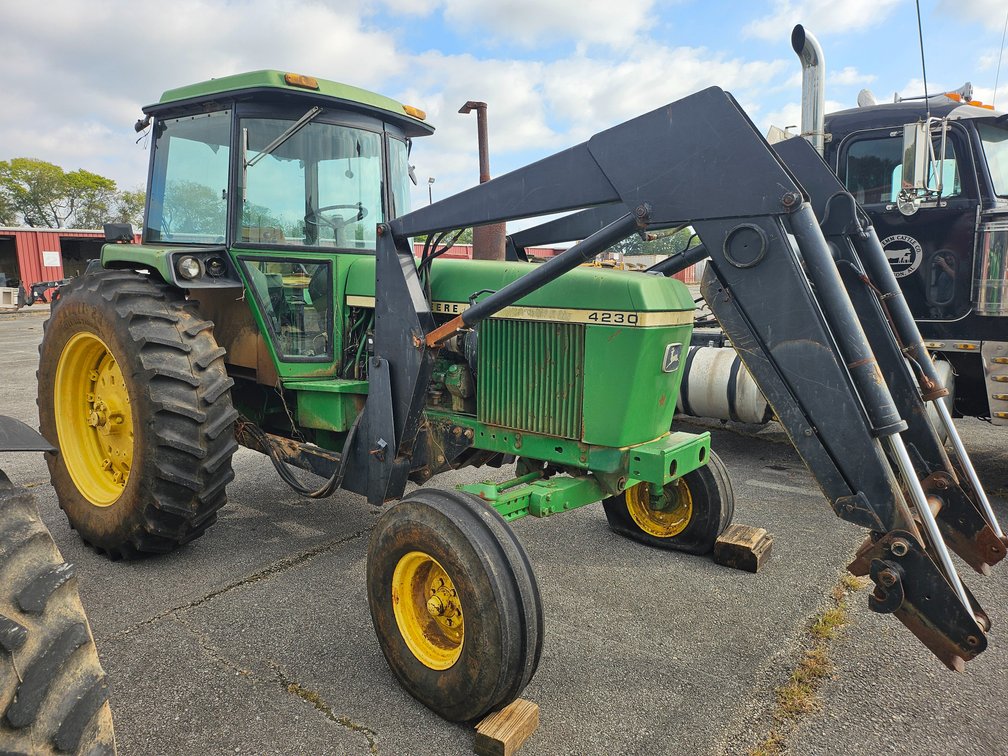 4230 John Deere cab tractor with front end loader