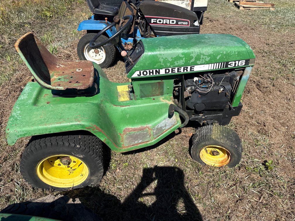John Deere 316 lawn tractor