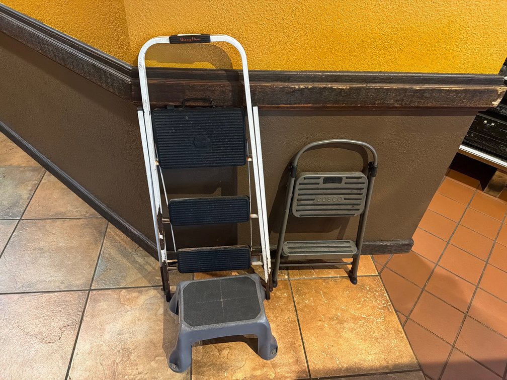 Lot: 2 step ladders & 1 step stool