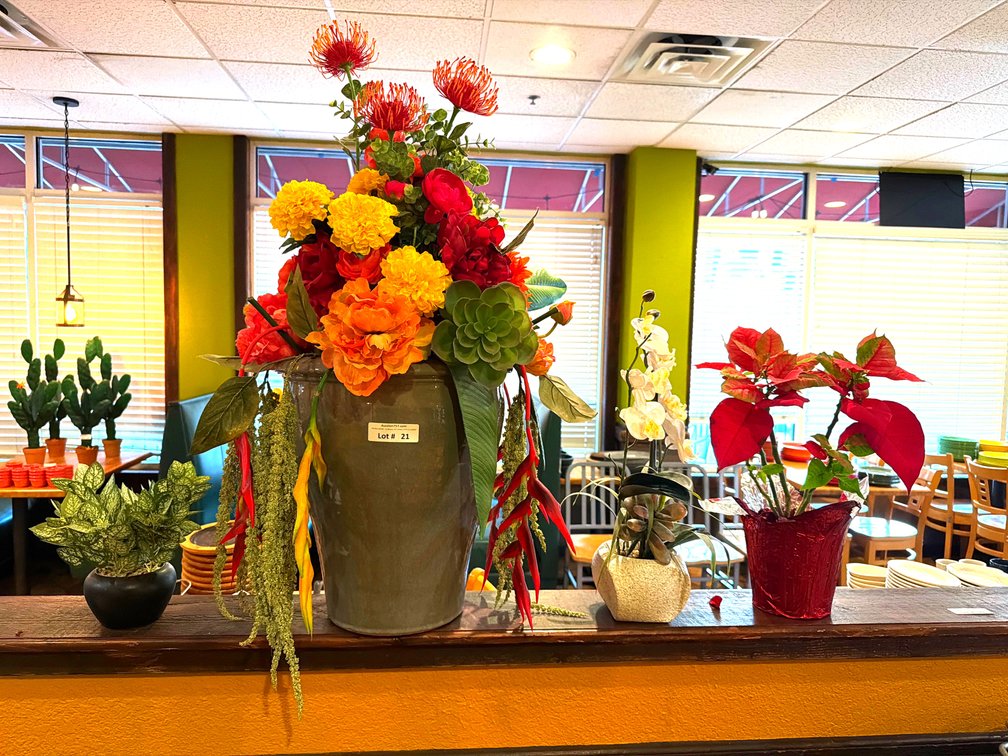 Lot: 3 faux & 1 live floral decor