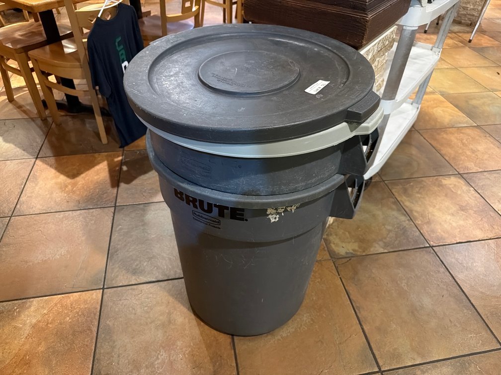 Rubbermaid Brute 32gal commercial trash cans w/ lids