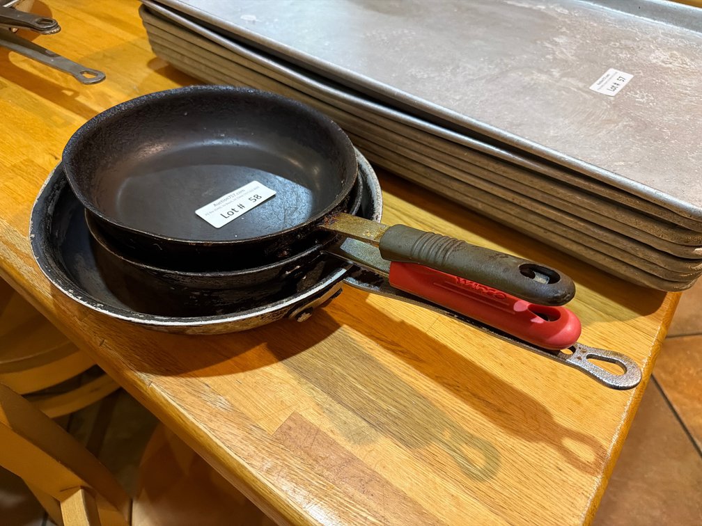 Lot: 3 non-stick coated skillets