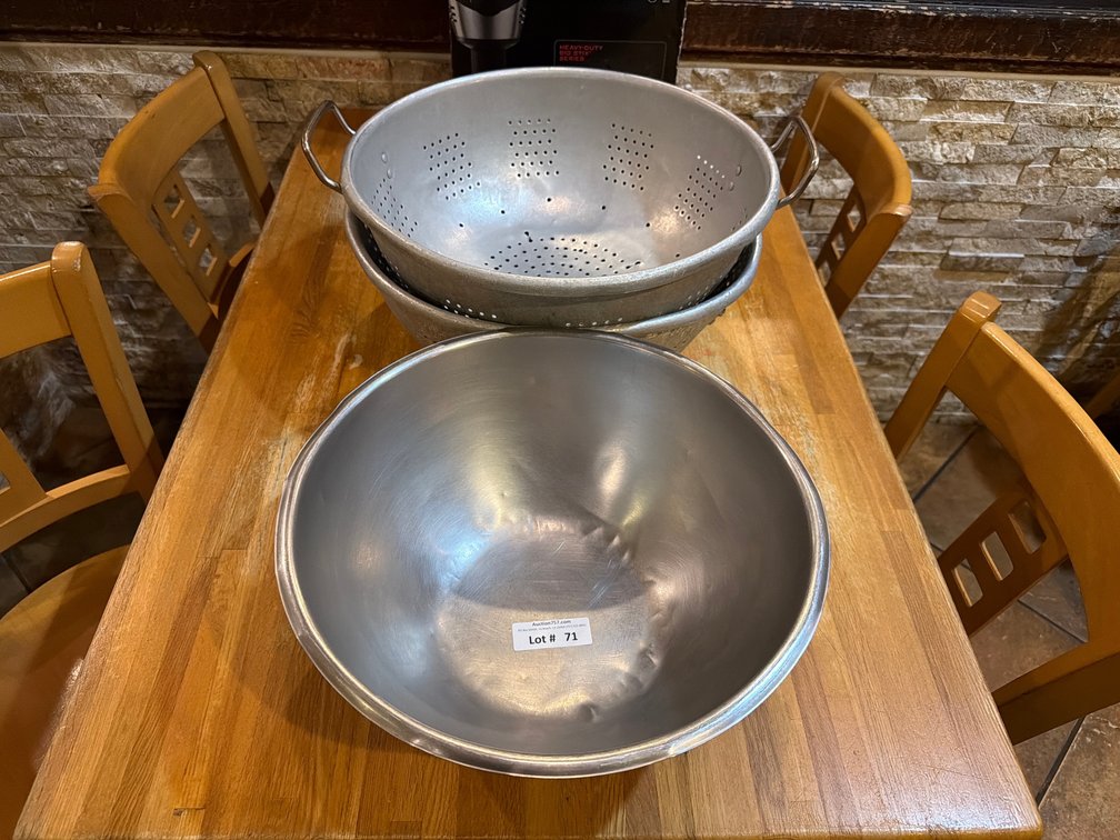 Lot: 2 aluminum colanders & 1 stainless mixing bowl