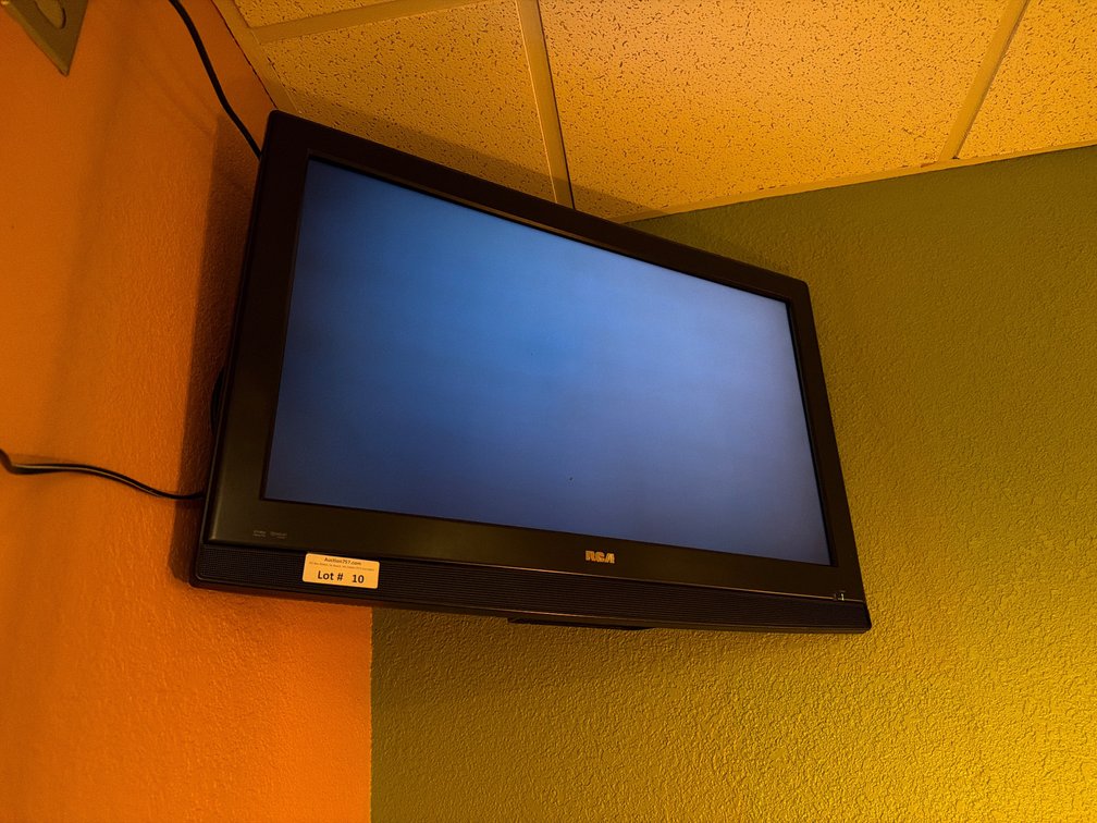 RCA 31” flat screen TV w/ wall mount
