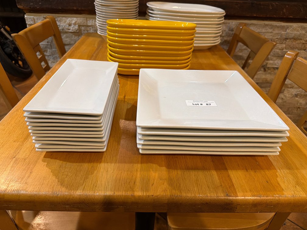 Lot: 17 CAC white china square & rectangle plates