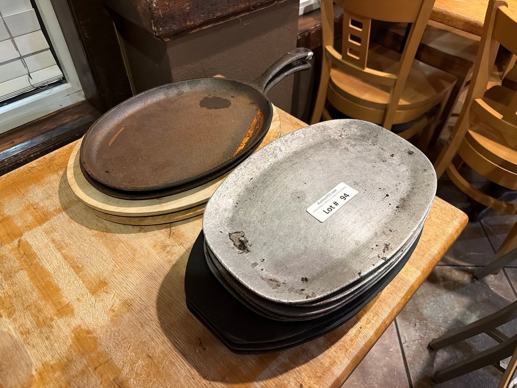 Lot: 7 metal sizzle platters w/ 5 bases