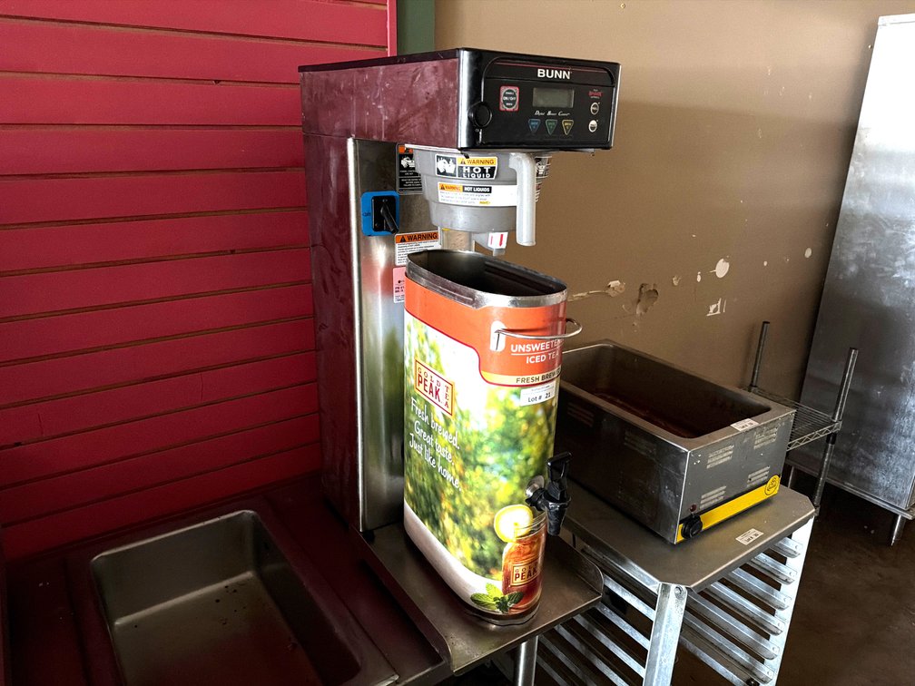 Bunn ice tea brewer with stainless dispenser urn