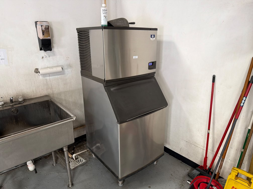 Manitowoc ice machine w/ bin