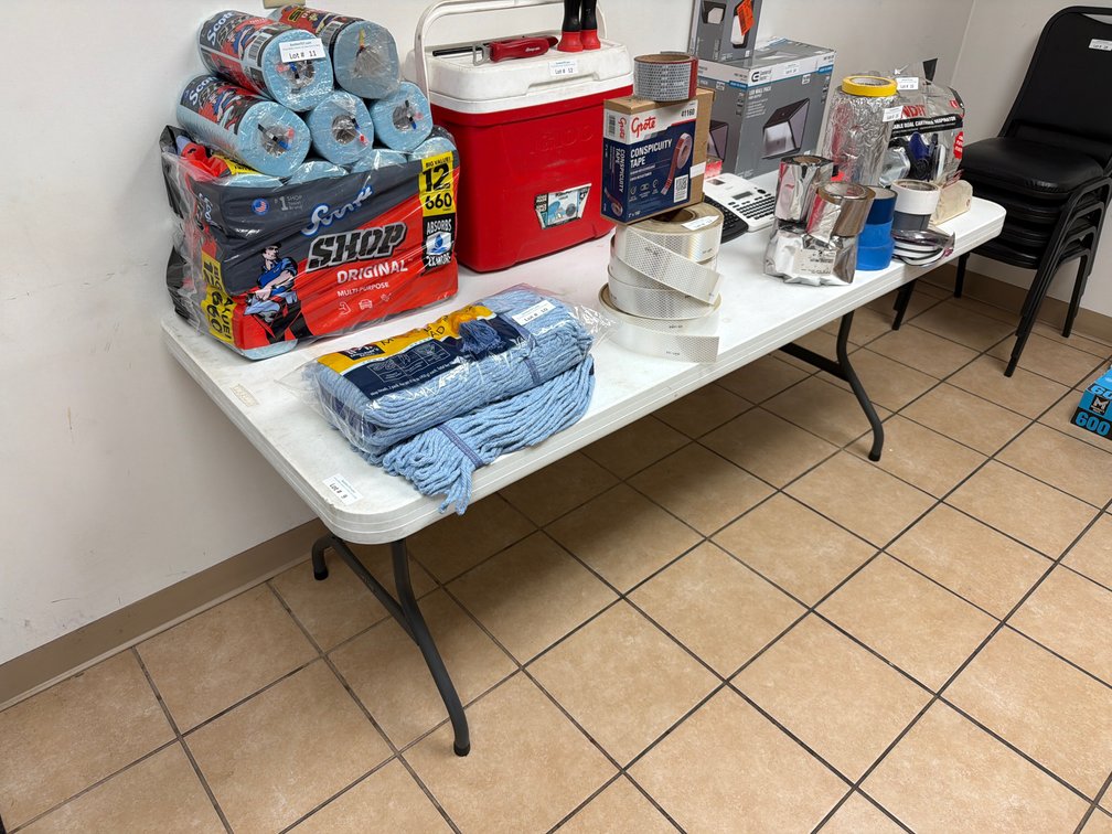 Lifetime 6’ plastic folding table