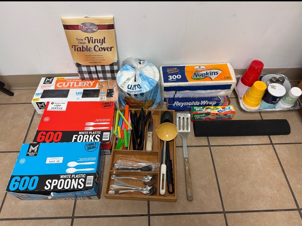 Lot: kitchen & picnic supplies