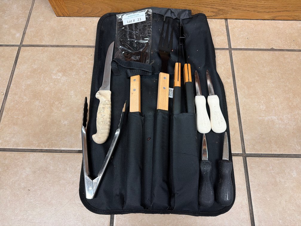 Outdoor grill utensil set
