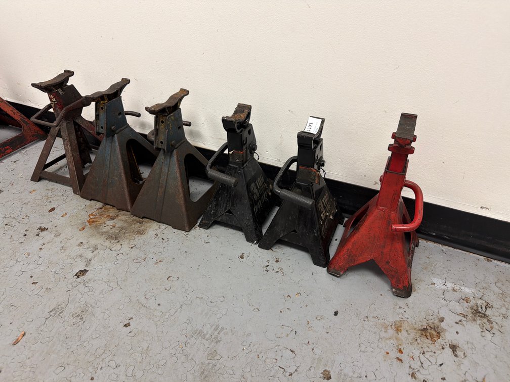 Lot: 6 jack stands