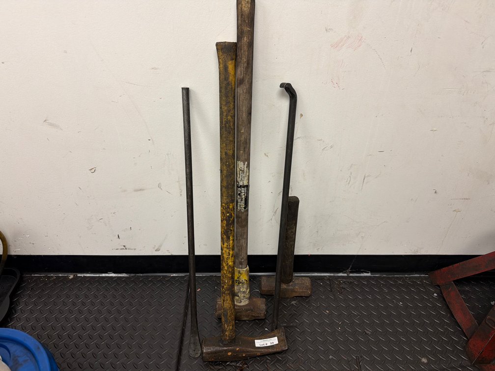 Lot: 3 sledge hammers & 2 pry bars