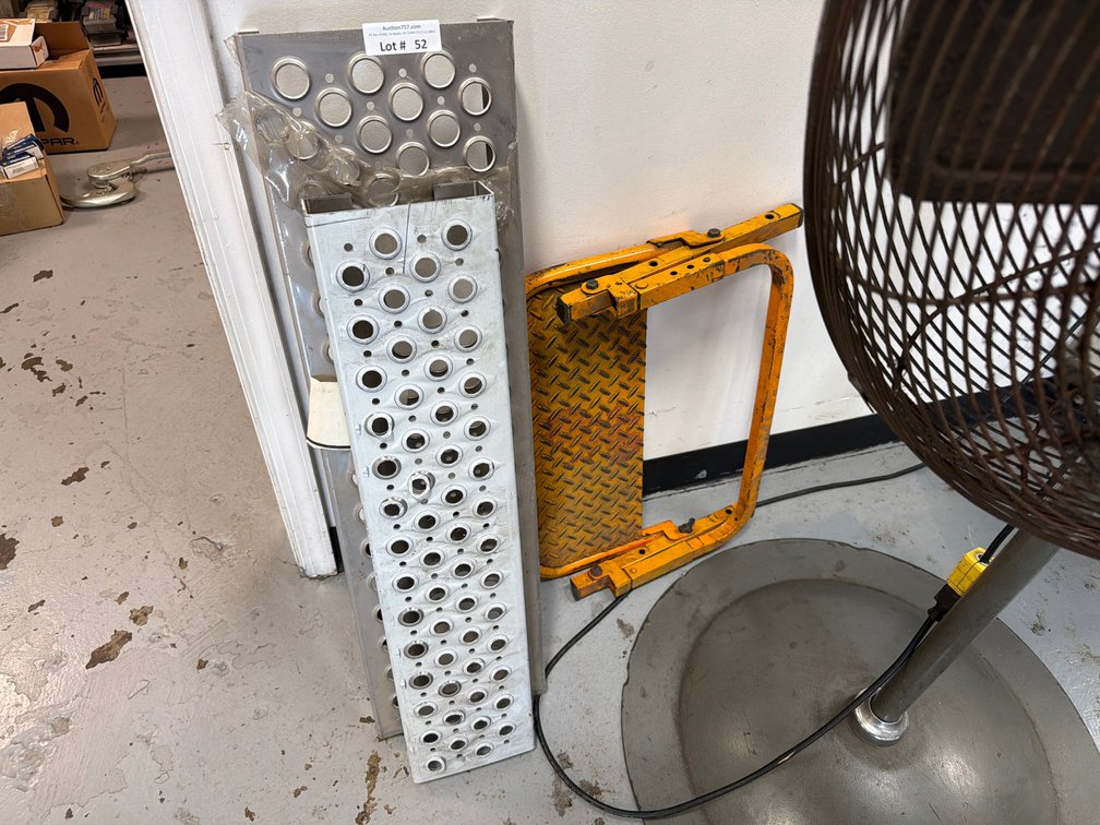 Lot: 3 truck side-steps