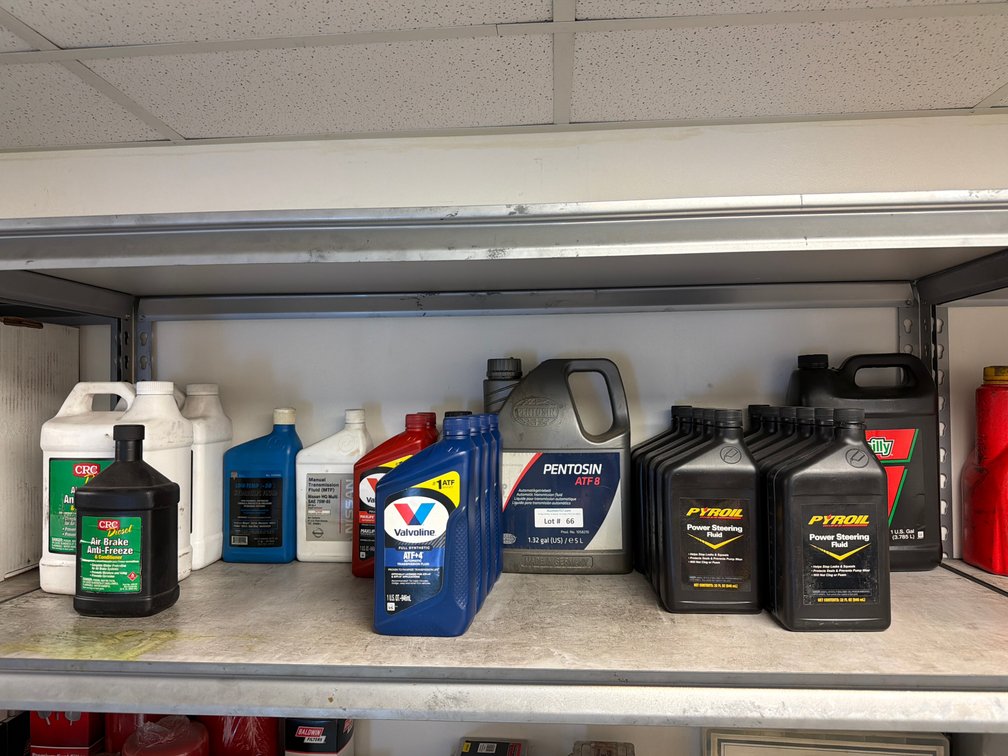 Lot: 25 bottles assorted automotive fluids