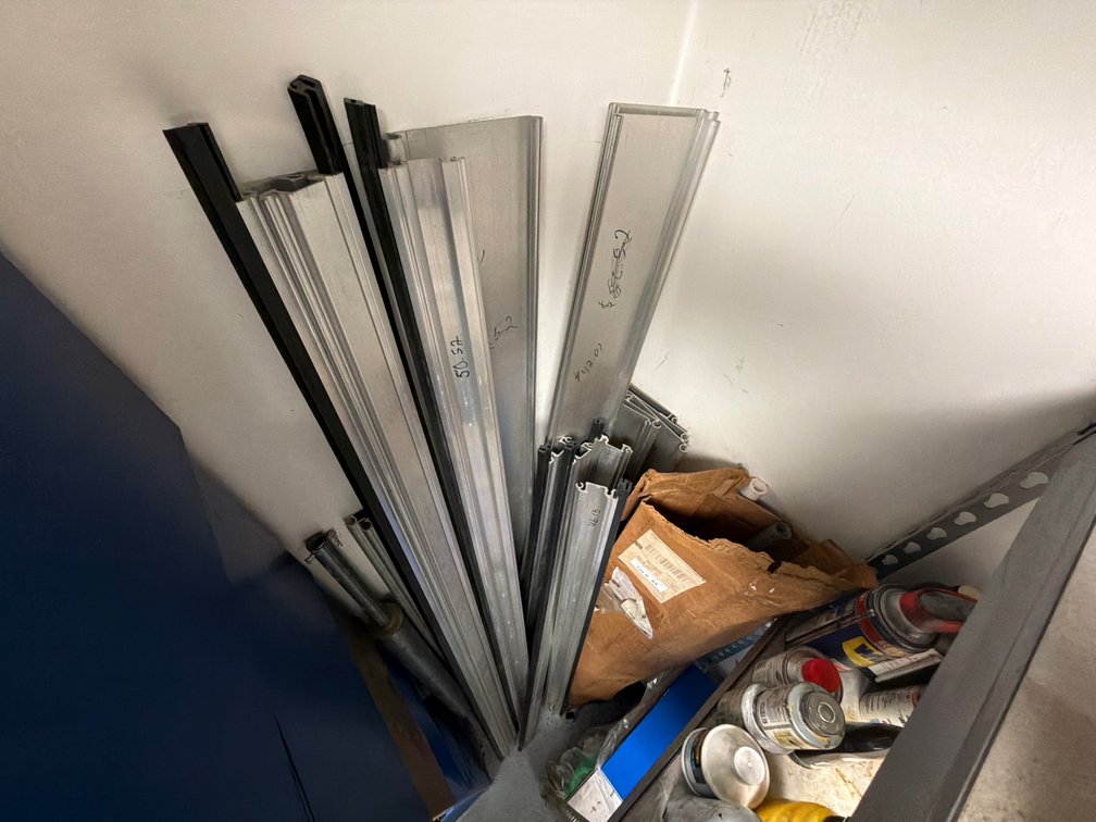 Lot: NEW aluminum track in corner