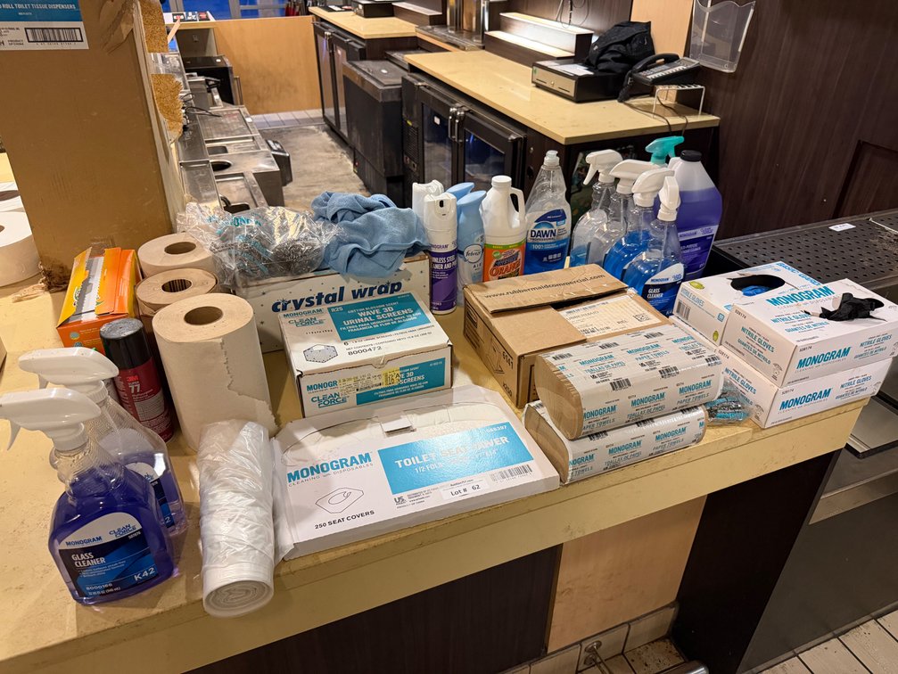 Lot: large assortment of cleaning supplies
