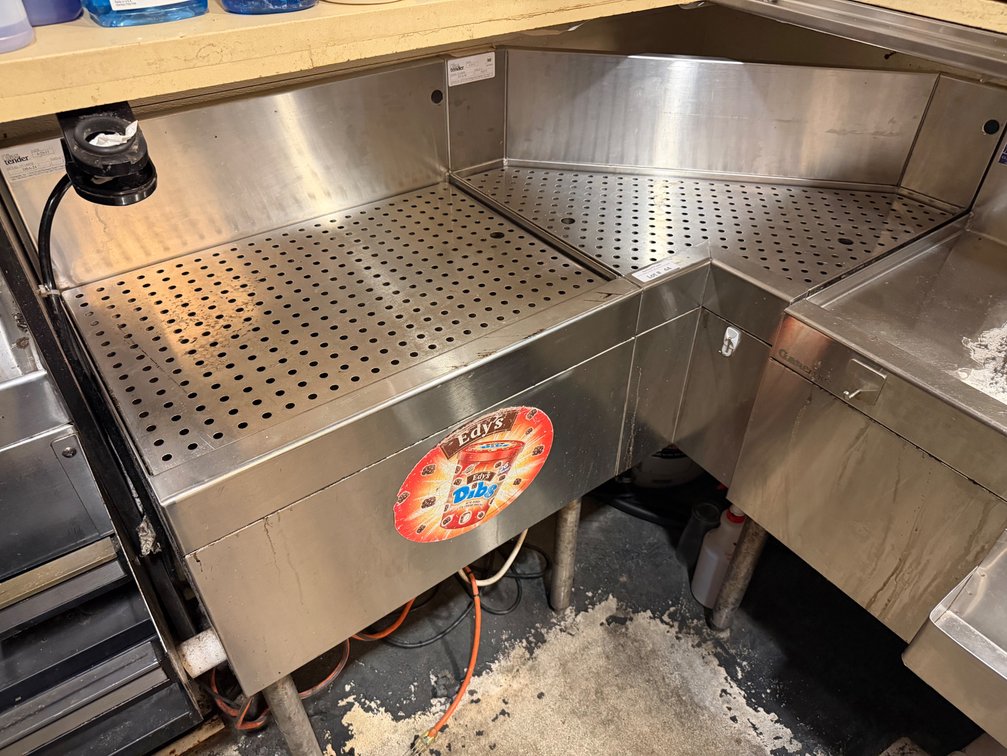 Glastender L-shape bar drainage table
