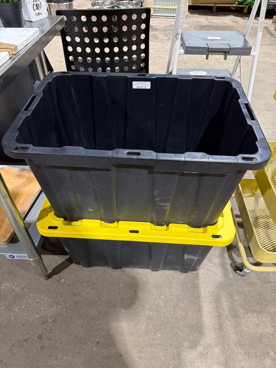 XL storage totes (only includes 1 lid)