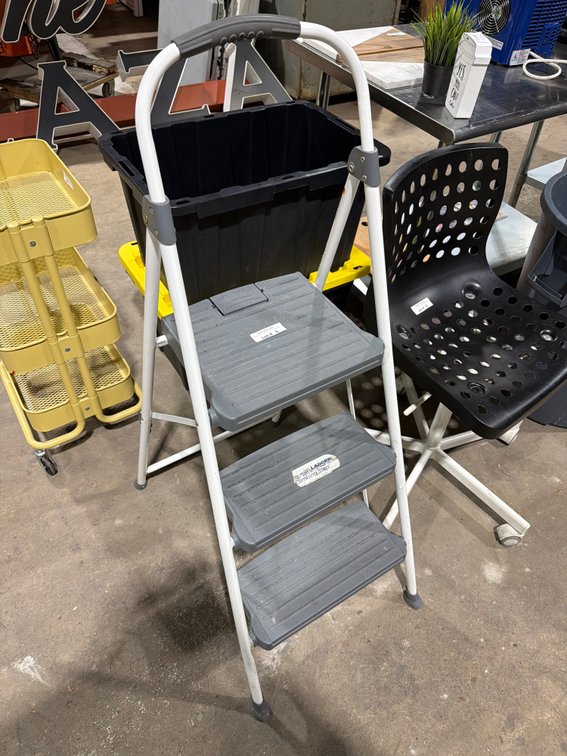 Cosco 3 step folding ladder