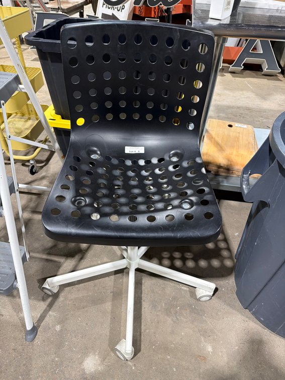 Groovy hydraulic base office chair on wheels