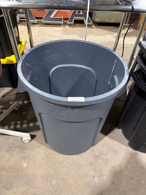 Impact 32gal commercial trash can, clean!