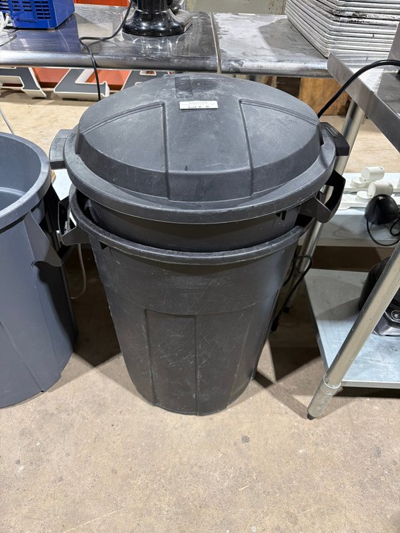 Black trash cans (only includes 1 lid)