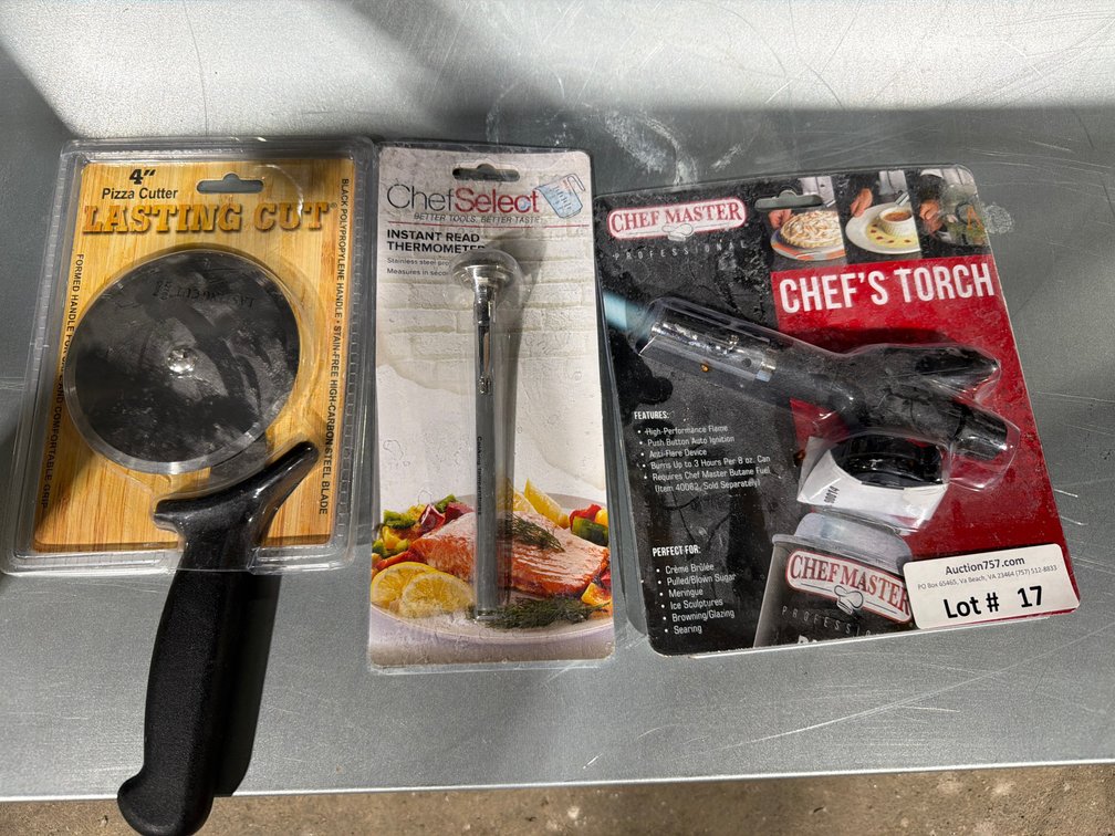Lot: NEW thermometer, chefs torch & pizza cutter