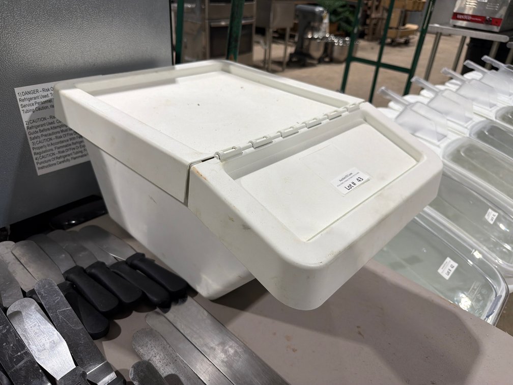 16gal storage bin w/ removable lid