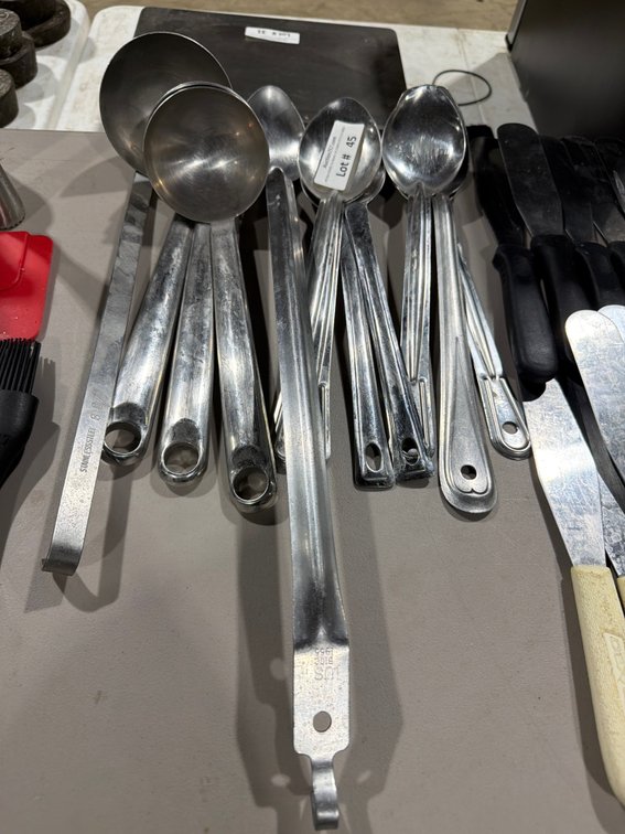 Lot: 12 stainless serving spoons / ladles