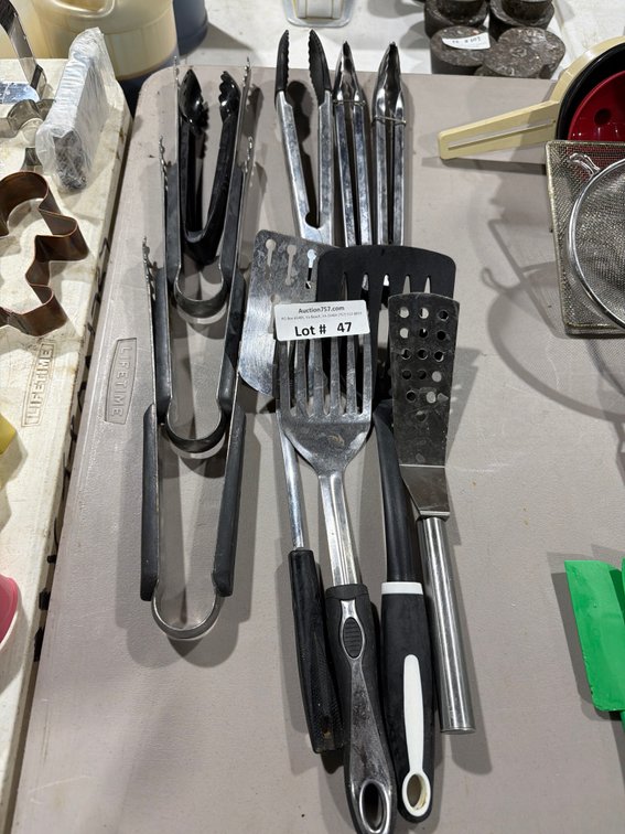 Lot: 7 tongs & 4 spatulas