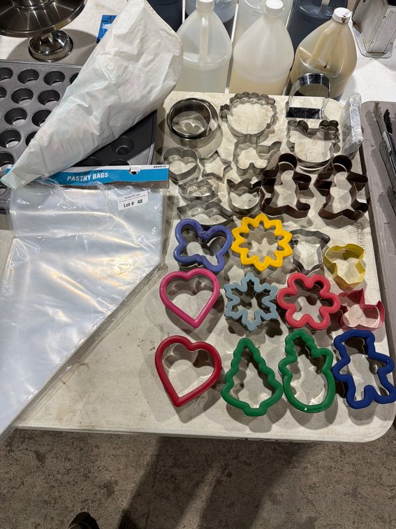Lot: cookie cutters & pastry bags