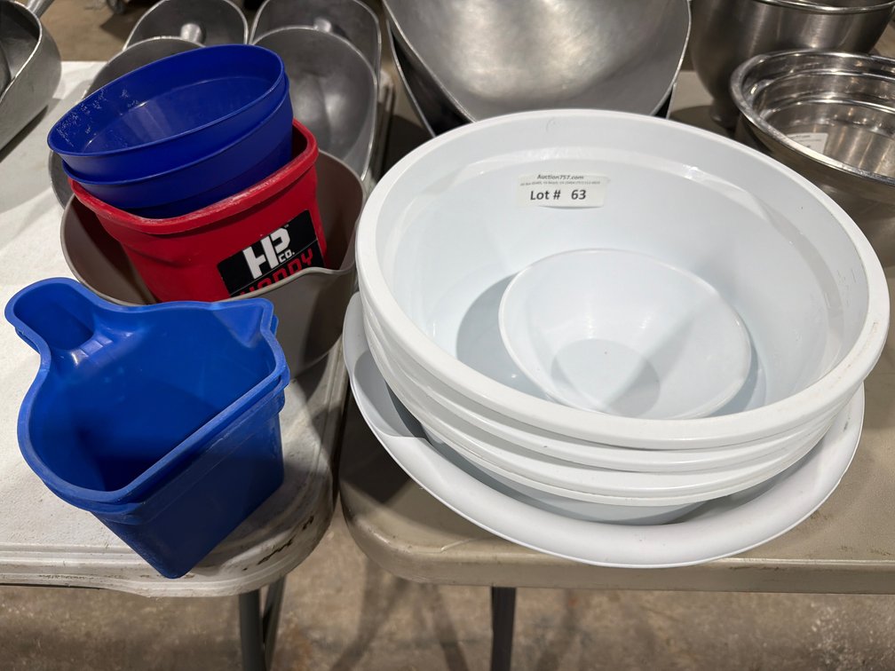 Lot: plastic mixing bowls & pitchers