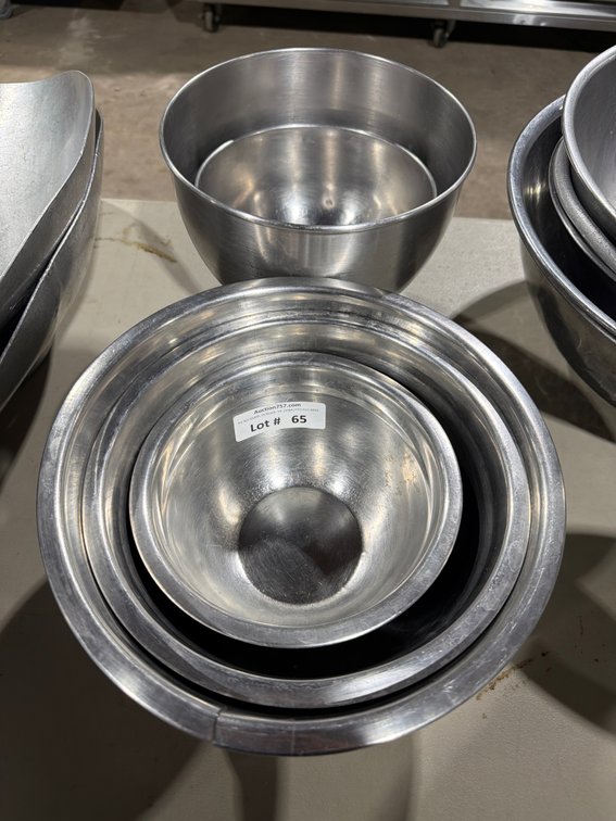 Lot: 5 stainless mixing bowls