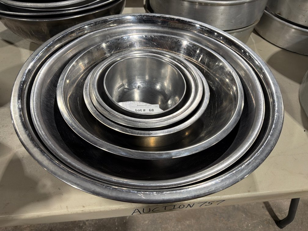 Lot: 7 piece graduated stainless mixing bowl set