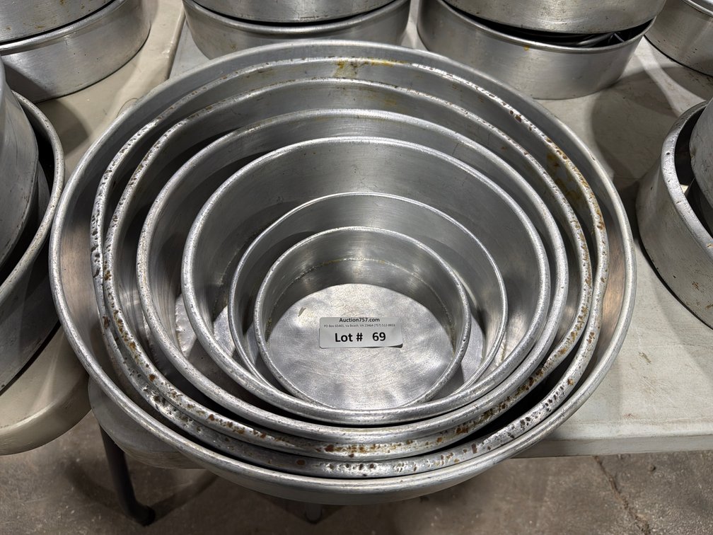 Lot: 7 piece graduated aluminum cake pan set