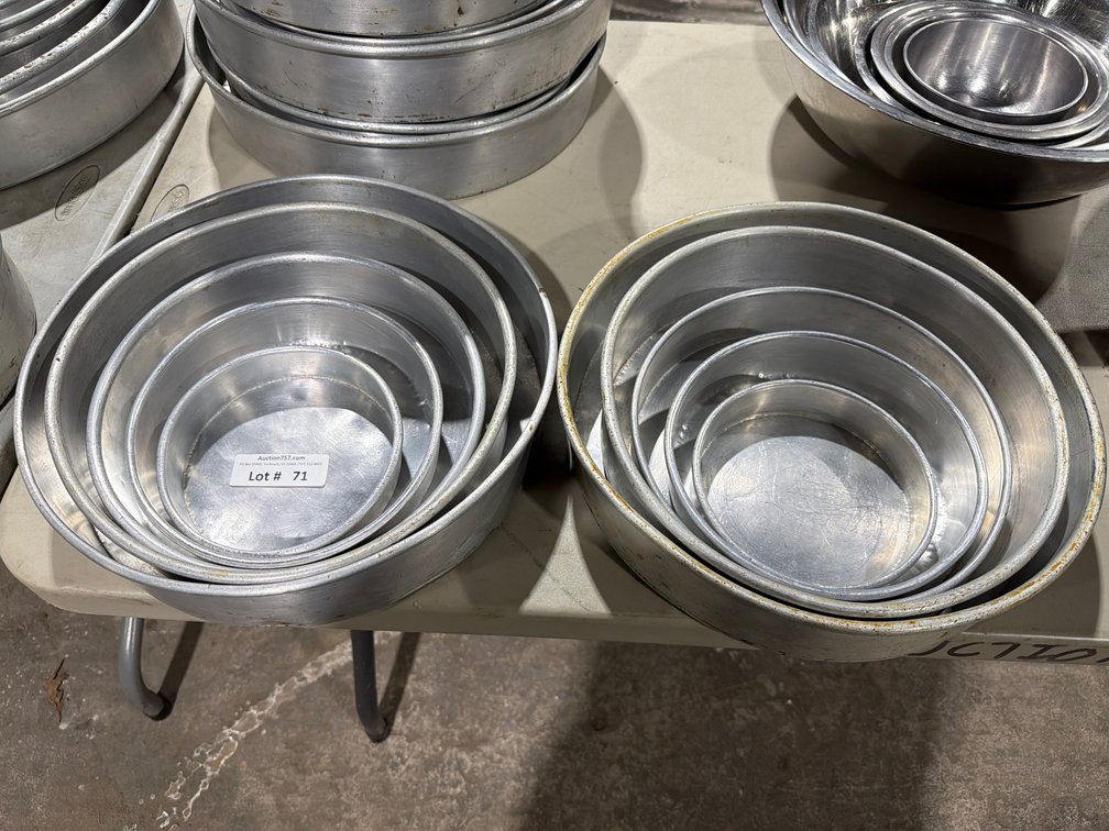 Aluminum 5 piece graduated cake pan set
