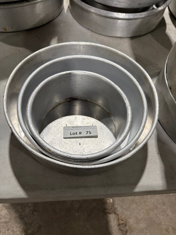 Lot: aluminum 3 piece graduated cake pan set