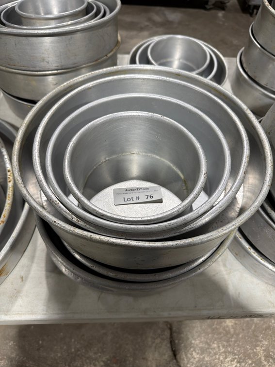 Aluminum 4 piece graduated cake pan set