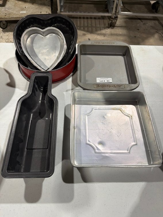 Lot: 7 assorted baking pans (hearts, bottle, square)