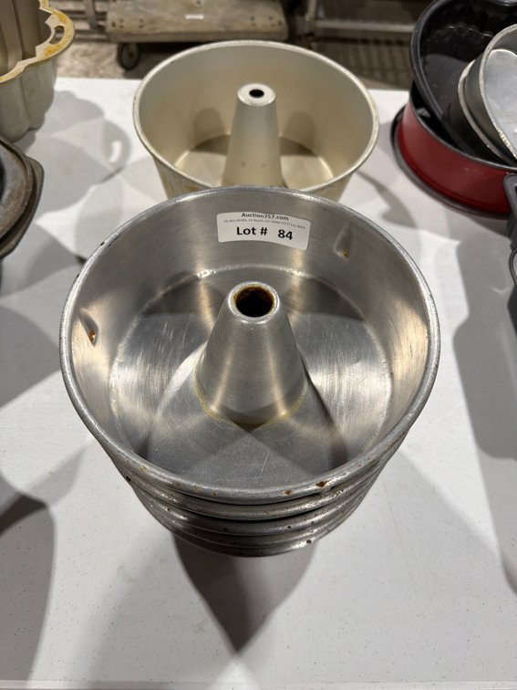 Aluminum bundt baking pans