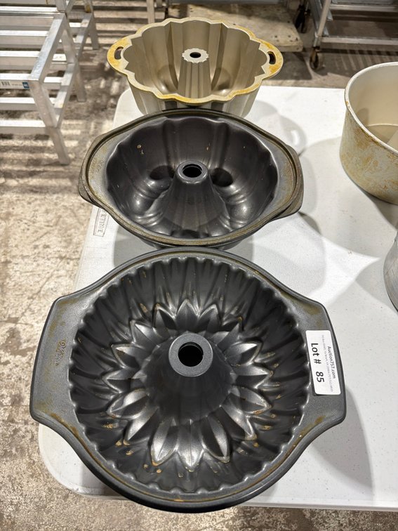 Wilton non-stick bundt baking pans