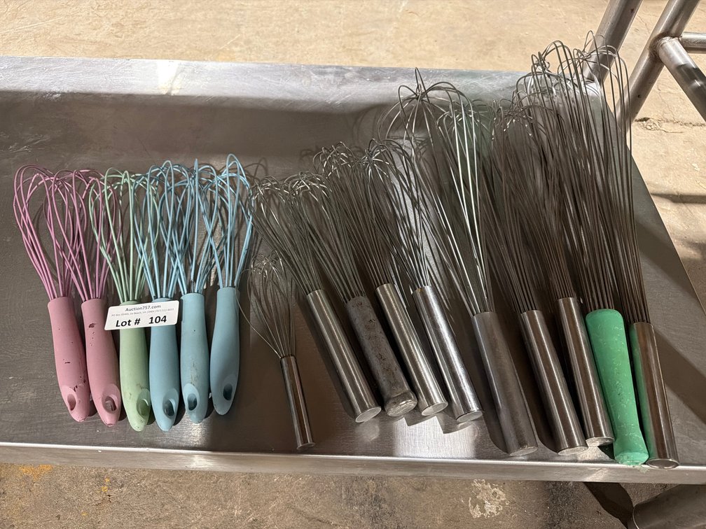 Lot: 16 stainless & silicone whisks