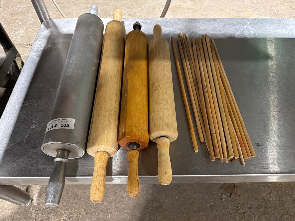 Lot: 4 rolling pins & skewer sticks