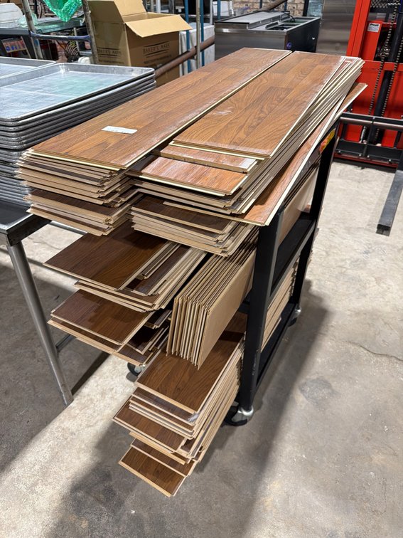 Lot: snap & lock flooring