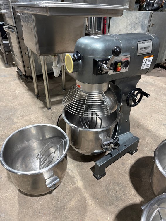 Avantco 20QT mixer w/ extras!