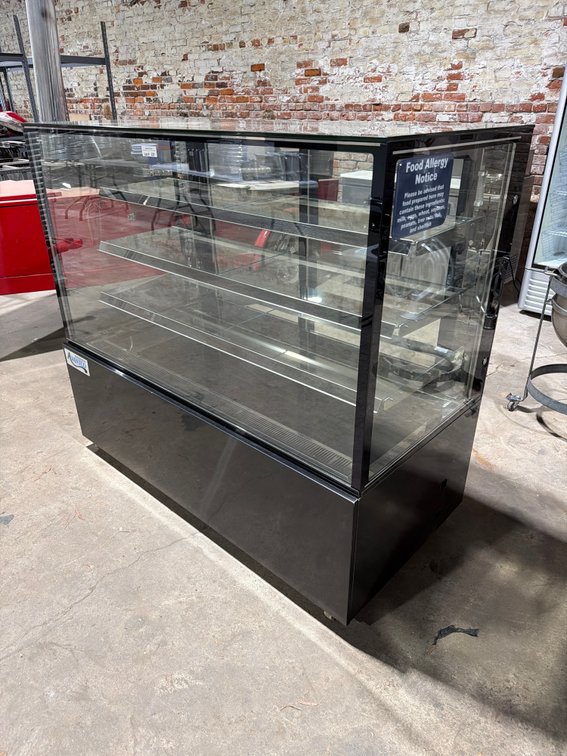 Avantco 60” refrigerated bakery display case