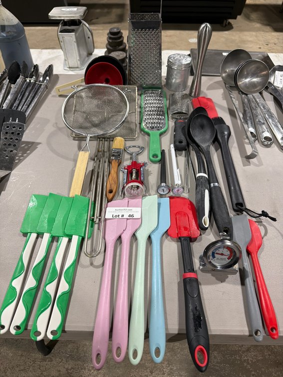 Lot: assorted kitchen utensils